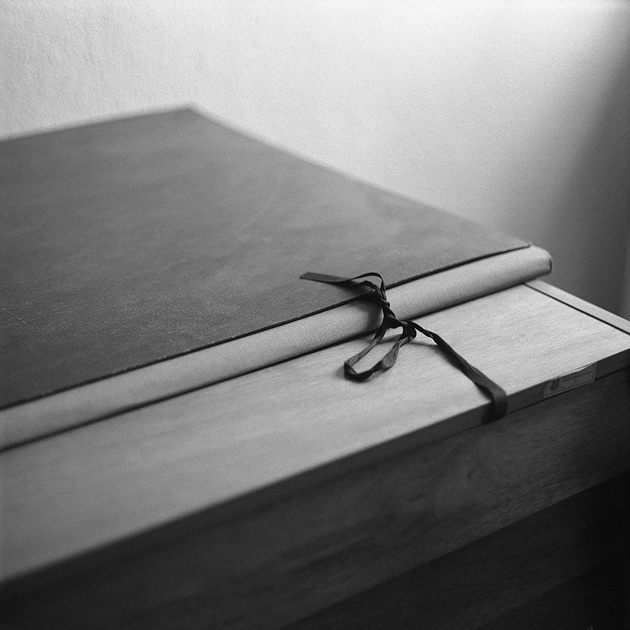 Luc Saalfeld: Aus dem Zyklus „Museum ohne Bilder“, SW-Fotografien, Barytpapier, 25x25 cm, 2003-05